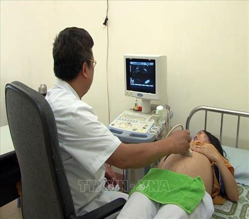 Siêu âm cho phụ nữ mang thai tại Khoa Sản của Bệnh viện Đa khoa huyện Mai Sơn, tỉnh Sơn La. Ảnh: Diệp Anh - TTXVN Siêu âm cho phụ nữ mang thai tại Khoa Sản của Bệnh viện Đa khoa huyện Mai Sơn, tỉnh Sơn La. Ảnh: Diệp Anh - TTXVN