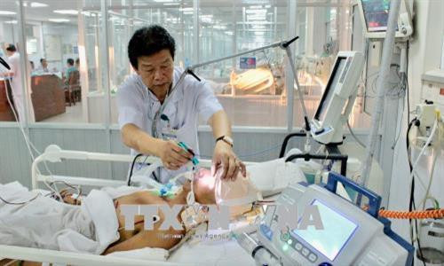 Thiếu tướng Nguyễn Hồng Sơn, Giám đốc Bệnh viện Quân y 175 trực tiếp kiểm tra cho bệnh nhân được đưa về đất liền bằng trực thăng. Ảnh: TTXVN phát Thiếu tướng Nguyễn Hồng Sơn, Giám đốc Bệnh viện Quân y 175 trực tiếp kiểm tra cho bệnh nhân được đưa về đất liền bằng trực thăng. Ảnh: TTXVN phát