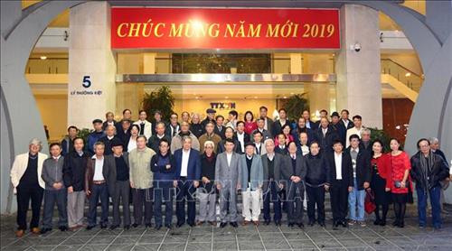 Tổng Giám đốc Thông tấn xã Việt Nam Nguyễn Đức Lợi và các đại biểu chụp ảnh lưu niệm. Ảnh: Danh Lam - TTXVN Tổng Giám đốc Thông tấn xã Việt Nam Nguyễn Đức Lợi và các đại biểu chụp ảnh lưu niệm. Ảnh: Danh Lam - TTXVN