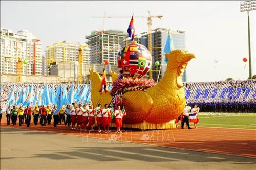 Đoàn diễu hành với các biểu tượng đại diện cho các tỉnh, ngành nghề và các lực lượng diễu hành qua lễ đài Đoàn diễu hành với các biểu tượng đại diện cho các tỉnh, ngành nghề và các lực lượng diễu hành qua lễ đài