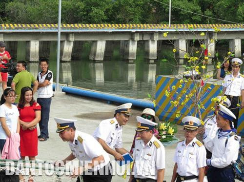Ngoài các nhu yếu phẩm, những cành mai, đào, phong lan... được gói ghém mang theo, như chở mùa xuân từ đất liền ra nhà giàn, biển đảo. Ngoài các nhu yếu phẩm, những cành mai, đào, phong lan... được gói ghém mang theo, như chở mùa xuân từ đất liền ra nhà giàn, biển đảo.