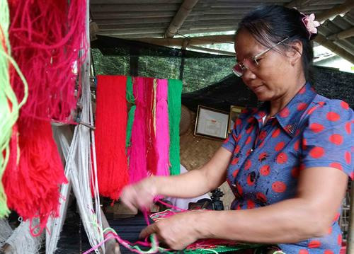 Nghề dệt thổ cẩm truyền thống của người Tày đòi hỏi sự kiên nhẫn, cần cù, sáng tạo và khiếu thẩm mỹ. Ảnh: Quốc Đạt - TTXVN