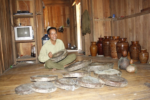 Anh Đinh Nan, làng Kon Túc nhất quyết giữ bộ cồng chiêng do cha, ông để lại. Anh Đinh Nan, làng Kon Túc nhất quyết giữ bộ cồng chiêng do cha, ông để lại.