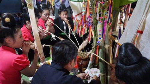 Bà con cùng vui mừng uông rượu sau buổi lễ. Ảnh: H.Hải