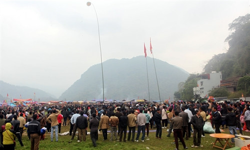 Ném còn, trò chơi dân gian không thể thiếu trong hội xuân Ba Bể.