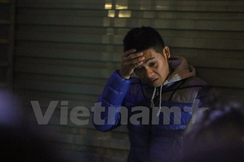 Vẻ mặt mệt mỏi của một phụ huynh. (Ảnh: Minh Sơn/Vietnam+)