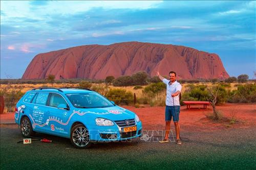 Anh Wiebe Wakker, người Hà Lan, cùng chiếc xe điện "The Blue Bandit" tới Sydney, Australia, kết thúc hành trình chinh phục 95.000 km qua 33 nước, ngày 7/4/2019. Ảnh: AFP/ TTXVN Anh Wiebe Wakker, người Hà Lan, cùng chiếc xe điện "The Blue Bandit" tới Sydney, Australia, kết thúc hành trình chinh phục 95.000 km qua 33 nước, ngày 7/4/2019. Ảnh: AFP/ TTXVN
