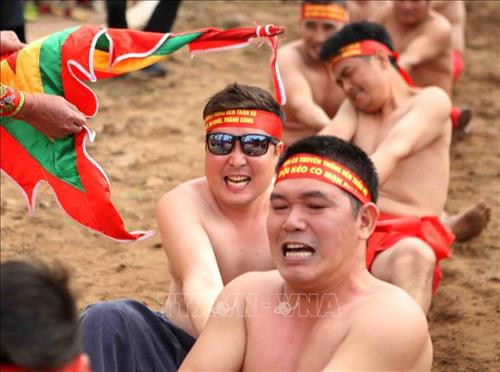 Cuộn dây kéo được các đội trưởng nâng lên 3 lần khi hành lễ. Ảnh: Thanh Tùng-TTXVN Cuộn dây kéo được các đội trưởng nâng lên 3 lần khi hành lễ. Ảnh: Thanh Tùng-TTXVN Dây kéo co có chiều dài hàng chục mét. Ảnh: Thanh Tùng-TTXVN Các đội tham gia kéo co hành lễ trong đền. Ảnh: Thanh Tùng-TTXVN Mỗi hiệp đấu kết thúc, phần thắng thuộc về bên nào không quan trọng, quan trọng là chúng ta đã góp phần bảo tồn và phát huy một di sản văn hóa phi vật thể đại diện nhân loại. Ảnh: Thanh Tùng-TTXVN Sự cố gắng, quyết liệt mỗi hiệp kéo biểu cảm rõ nét trên từng người tham gia kéo. Ảnh: Thanh Tùng-TTXVN Khi có hiệu lệnh “bắt đầu” các trai kéo dồn hết sức lực để kéo. Ảnh: Thanh Tùng-TTXVN Một “trai kéo” tới từ Hàn Quốc (người đeo kính) cùng tham gia kéo. Ảnh: Thanh Tùng-TTXVN Sự cố gắng, quyết liệt mỗi hiệp kéo biểu cảm rõ nét trên từng người tham gia kéo. Ảnh: Thanh Tùng-TTXVN Thanh gỗ nhỏ được trọng tài dùng để chêm vào lỗ giúp cho dây kéo ko xê dịch trước khi phát lệnh kéo. Ảnh: Thanh Tùng-TTXVN Dây kéo được luồn qua một cột gỗ chôn chặt dưới đất. Ảnh: Thanh Tùng-TTXVN Cuộn dây kéo được các đội trưởng nâng lên 3 lần khi hành lễ. Ảnh: Thanh Tùng-TTXVN Cuộn dây kéo được các đội trưởng nâng lên 3 lần khi hành lễ. Ảnh: Thanh Tùng-TTXVN Dây kéo co có chiều dài hàng chục mét. Ảnh: Thanh Tùng-TTXVN Các đội tham gia kéo co hành lễ trong đền. Ảnh: Thanh Tùng-TTXVN Mỗi hiệp đấu kết thúc, phần thắng thuộc về bên nào không quan trọng, quan trọng là chúng ta đã góp phần bảo tồn và phát huy một di sản văn hóa phi vật thể đại diện nhân loại. Ảnh: Thanh Tùng-TTXVN Sự cố gắng, quyết liệt mỗi hiệp kéo biểu cảm rõ nét trên từng người tham gia kéo. Ảnh: Thanh Tùng-TTXVN Khi có hiệu lệnh “bắt đầu” các trai kéo dồn hết sức lực để kéo. Ảnh: Thanh Tùng-TTXVN Một “trai kéo” tới từ Hàn Quốc (người đeo kính) cùng tham gia kéo. Ảnh: Thanh Tùng-TTXVN Sự cố gắng, quyết liệt mỗi hiệp kéo biểu cảm rõ nét trên từng người tham gia kéo. Ảnh: Thanh Tùng-TTXVN Thanh gỗ nhỏ được trọng tài dùng để chêm vào lỗ giúp cho dây kéo ko xê dịch trước khi phát lệnh kéo. Ảnh: Thanh Tùng-TTXVN Dây kéo được luồn qua một cột gỗ chôn chặt dưới đất. Ảnh: Thanh Tùng-TTXVN