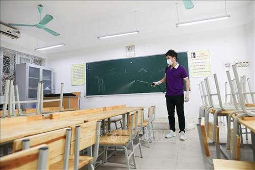 Phun thuốc khử khuẩn tại trường tiểu học . Ảnh: Thanh Tùng-TTXVN