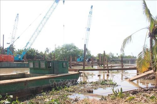 Thi công đắp đập tạm ngăn mặn trên sông Ba Lai (Bến Tre). Ảnh: TTXVN Thi công đắp đập tạm ngăn mặn trên sông Ba Lai (Bến Tre). Ảnh: TTXVN
