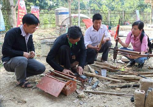 Nghệ nhân Hậu Khoái Chính (65 tuổi, bên phải) và em Giàng A Páng đang chế tác khèn Mông. Ảnh: Xuân Tiến – TTXVN Không gian chế tác khèn Mông luôn thu hút nhiều du khách đến tìm hiểu, trải nghiệm. Ảnh: Xuân Tiến – TTXVN Nghệ nhân Hậu Khoái Chính (65 tuổi, bên phải) và em Giàng A Páng đang chế tác khèn Mông. Ảnh: Xuân Tiến – TTXVN Không gian chế tác khèn Mông luôn thu hút nhiều du khách đến tìm hiểu, trải nghiệm. Ảnh: Xuân Tiến – TTXVN