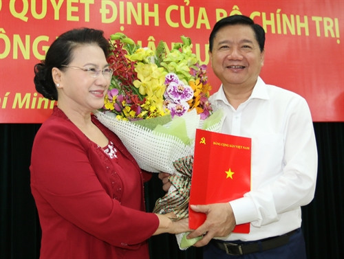 Ủy viên Bộ Chính trị, Chủ tịch Quốc hội Nguyễn Thị Kim Ngân trao Quyết định của Bộ Chính trị phân công ông Đinh La Thăng thôi giữ chức Bí thư Thành ủy Thành phố Hồ Chí Minh (nhiệm kỳ 2015 - 2020), giữ chức vụ Phó ban Kinh tế Trung ương. Ảnh: Thanh Vũ - TTXVN Ủy viên Bộ Chính trị, Chủ tịch Quốc hội Nguyễn Thị Kim Ngân trao Quyết định của Bộ Chính trị phân công ông Đinh La Thăng thôi giữ chức Bí thư Thành ủy Thành phố Hồ Chí Minh (nhiệm kỳ 2015 - 2020), giữ chức vụ Phó ban Kinh tế Trung ương. Ảnh: Thanh Vũ - TTXVN