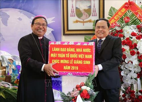 Đồng chí Trần Thanh Mẫn, Bí thư Trung ương Đảng, Chủ tịch Ủy ban Trung ương Mặt trận Tổ quốc Việt Nam tặng quà chúc mừng Giáng sinh tại Tòa Giám mục Giáo phận Ban Mê Thuột. Ảnh: Tuấn Anh-TTXVN Đồng chí Trần Thanh Mẫn, Bí thư Trung ương Đảng, Chủ tịch Ủy ban Trung ương Mặt trận Tổ quốc Việt Nam tặng quà chúc mừng Giáng sinh tại Tòa Giám mục Giáo phận Ban Mê Thuột. Ảnh: Tuấn Anh-TTXVN