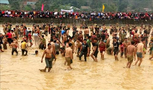 Thành quả tuyệt vời. Ảnh: Văn Tý-TTXVN Lễ hội thu hút hàng nghìn người tham gia không hạn chế về cả số lượng lẫn lứa tuổi, có cả trẻ em, thanh niên, phụ nữ, người già. Ảnh: Văn Tý-TTXVN Niềm vui khi dành được "chiến lợi phẩm". Ảnh: Văn Tý-TTXVN Thành quả tuyệt vời. Ảnh: Văn Tý-TTXVN Lễ hội thu hút hàng nghìn người tham gia không hạn chế về cả số lượng lẫn lứa tuổi, có cả trẻ em, thanh niên, phụ nữ, người già. Ảnh: Văn Tý-TTXVN Niềm vui khi dành được "chiến lợi phẩm". Ảnh: Văn Tý-TTXVN