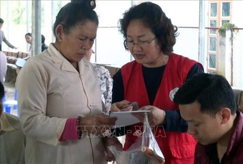 Hội Chữ thập đỏ tỉnh Sơn La phối hợp Bệnh viện Y dược cổ truyền Sơn La tổ chức khám bệnh, tư vấn sức khỏe và cấp thuốc miễn phí tại xã Mường Và ( huyện Sộp Cộp). Ảnh: Diệp Anh – TTXVN Hội Chữ thập đỏ tỉnh Sơn La phối hợp Bệnh viện Y dược cổ truyền Sơn La tổ chức khám bệnh, tư vấn sức khỏe và cấp thuốc miễn phí tại xã Mường Và ( huyện Sộp Cộp). Ảnh: Diệp Anh – TTXVN