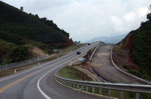 Một đoạn đường cao tốc Nội Bài - Lào Cai thuộc địa phận tỉnh Lào Cai. Ảnh: Huy Hùng – TTXVN Một đoạn đường cao tốc Nội Bài - Lào Cai thuộc địa phận tỉnh Lào Cai. Ảnh: Huy Hùng – TTXVN