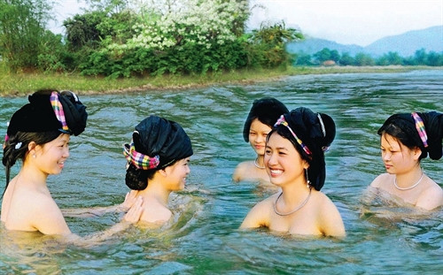 Tắm suối - nét đẹp của người Thái vùng sơn cước. Tắm suối - nét đẹp của người Thái vùng sơn cước.