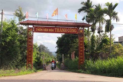 Đường nông thôn được kiên cố hóa thuận lợi cho người dân khi tham gia giao thông. Đường nông thôn được kiên cố hóa thuận lợi cho người dân khi tham gia giao thông.