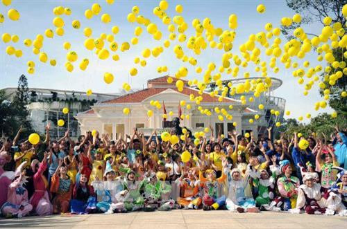 Các tình nguyện viên cùng với bệnh nhi ung thư thả bong bóng ước mơ bên Tượng đài Bác Hồ với thiếu nhi. Ảnh: An Hiếu – TTXVN