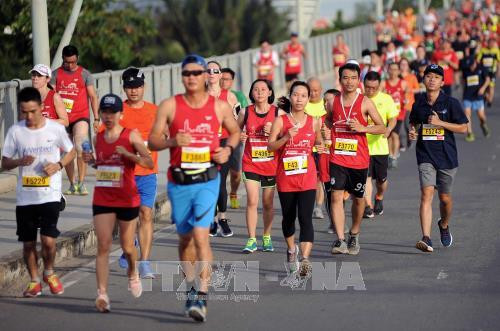Các vận động viên trong nước và quốc tế tham gia tranh tài tại giải Marathon Quốc tế Thành phố Hồ Chí Minh Techcombank 2017. Ảnh: An Hiếu – TTXVN