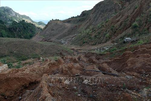 Khai thác tại vàng trong khe núi hẹp và dựng đứng luôn tiềm ẩn hiểm họa đá rơi gây tai nạn bất cứ lúc nào. Ảnh: Phan Tuấn Anh – TTXVN Một "Phu vàng" đang dùng búa đập vỡ những viên đá nghi có vàng trên các vách núi . Ảnh: Phan Tuấn Anh – TTXVN Việc khai thác vàng trái phép dẫn đến tình trạng phá vỡ kết cấu của nền đất đá, khiến bùn đất từ trên cao đổ xuống mỗi khi có mưa lớn. Ảnh: Phan Tuấn Anh – TTXVN