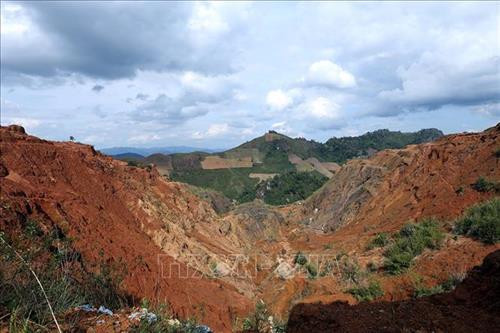 Một căn hầm khai thác vàng được "Phu vàng" đào ngay trên vách núi tiềm ẩn nguy cơ bị đất đá sạt lở vùi lấp nguy hiểm đến tính mạng. Ảnh: Phan Tuấn Anh – TTXVN Một "Phu vàng" đào được viên đá nghi có vàng tại mỏ vàng Háng Trợ. Ảnh: Phan Tuấn Anh – TTXVN "Phu vàng" dùng nước phun để rửa trôi bùn đất bám trên những viên đá nghi có vàng. Ảnh: Phan Tuấn Anh – TTXVN "Phu vàng" dùng nước phun để rửa trôi bùn đất bám trên những viên đá. Ảnh: Phan Tuấn Anh – TTXVN Một điểm khai thác vàng trái phép tại mỏ vàng Háng Trợ. Ảnh: Phan Tuấn Anh – TTXVN Những vách núi dựng đứng bị sạt lở, nứt toác tại mỏ vàng Háng Trợ. Ảnh: Phan Tuấn Anh – TTXVN Khai thác vàng trái phép ở bản Háng Trợ dẫn đến việc phá hủy môi trường, ô nhiễm nguồn nước. Ảnh: Phan Tuấn Anh – TTXVN Khai thác vàng trái phép làm ảnh hưởng nghiêm trọng đến môi trường. Ảnh: Phan Tuấn Anh – TTXVN Khung cảnh hoang tàn tại mỏ vàng Háng Trợ. Ảnh: Phan Tuấn Anh - TTXVN