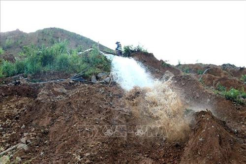 Một căn hầm khai thác vàng được "Phu vàng" đào ngay trên vách núi tiềm ẩn nguy cơ bị đất đá sạt lở vùi lấp nguy hiểm đến tính mạng. Ảnh: Phan Tuấn Anh – TTXVN Một "Phu vàng" đào được viên đá nghi có vàng tại mỏ vàng Háng Trợ. Ảnh: Phan Tuấn Anh – TTXVN "Phu vàng" dùng nước phun để rửa trôi bùn đất bám trên những viên đá nghi có vàng. Ảnh: Phan Tuấn Anh – TTXVN "Phu vàng" dùng nước phun để rửa trôi bùn đất bám trên những viên đá. Ảnh: Phan Tuấn Anh – TTXVN Một điểm khai thác vàng trái phép tại mỏ vàng Háng Trợ. Ảnh: Phan Tuấn Anh – TTXVN Những vách núi dựng đứng bị sạt lở, nứt toác tại mỏ vàng Háng Trợ. Ảnh: Phan Tuấn Anh – TTXVN Khai thác vàng trái phép ở bản Háng Trợ dẫn đến việc phá hủy môi trường, ô nhiễm nguồn nước. Ảnh: Phan Tuấn Anh – TTXVN Khai thác vàng trái phép làm ảnh hưởng nghiêm trọng đến môi trường. Ảnh: Phan Tuấn Anh – TTXVN Khung cảnh hoang tàn tại mỏ vàng Háng Trợ. Ảnh: Phan Tuấn Anh - TTXVN