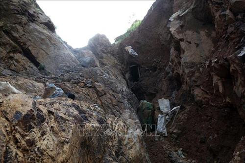 Một căn hầm khai thác vàng được "Phu vàng" đào ngay trên vách núi tiềm ẩn nguy cơ bị đất đá sạt lở vùi lấp nguy hiểm đến tính mạng. Ảnh: Phan Tuấn Anh – TTXVN Một "Phu vàng" đào được viên đá nghi có vàng tại mỏ vàng Háng Trợ. Ảnh: Phan Tuấn Anh – TTXVN "Phu vàng" dùng nước phun để rửa trôi bùn đất bám trên những viên đá nghi có vàng. Ảnh: Phan Tuấn Anh – TTXVN "Phu vàng" dùng nước phun để rửa trôi bùn đất bám trên những viên đá. Ảnh: Phan Tuấn Anh – TTXVN Một điểm khai thác vàng trái phép tại mỏ vàng Háng Trợ. Ảnh: Phan Tuấn Anh – TTXVN Những vách núi dựng đứng bị sạt lở, nứt toác tại mỏ vàng Háng Trợ. Ảnh: Phan Tuấn Anh – TTXVN Khai thác vàng trái phép ở bản Háng Trợ dẫn đến việc phá hủy môi trường, ô nhiễm nguồn nước. Ảnh: Phan Tuấn Anh – TTXVN Khai thác vàng trái phép làm ảnh hưởng nghiêm trọng đến môi trường. Ảnh: Phan Tuấn Anh – TTXVN Khung cảnh hoang tàn tại mỏ vàng Háng Trợ. Ảnh: Phan Tuấn Anh - TTXVN
