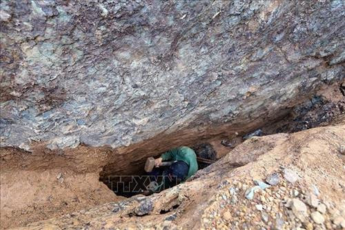Khai thác tại vàng trong khe núi hẹp và dựng đứng luôn tiềm ẩn hiểm họa đá rơi gây tai nạn bất cứ lúc nào. Ảnh: Phan Tuấn Anh – TTXVN Một "Phu vàng" đang dùng búa đập vỡ những viên đá nghi có vàng trên các vách núi . Ảnh: Phan Tuấn Anh – TTXVN Việc khai thác vàng trái phép dẫn đến tình trạng phá vỡ kết cấu của nền đất đá, khiến bùn đất từ trên cao đổ xuống mỗi khi có mưa lớn. Ảnh: Phan Tuấn Anh – TTXVN