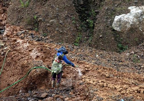 Một căn hầm khai thác vàng được "Phu vàng" đào ngay trên vách núi tiềm ẩn nguy cơ bị đất đá sạt lở vùi lấp nguy hiểm đến tính mạng. Ảnh: Phan Tuấn Anh – TTXVN Một "Phu vàng" đào được viên đá nghi có vàng tại mỏ vàng Háng Trợ. Ảnh: Phan Tuấn Anh – TTXVN "Phu vàng" dùng nước phun để rửa trôi bùn đất bám trên những viên đá nghi có vàng. Ảnh: Phan Tuấn Anh – TTXVN "Phu vàng" dùng nước phun để rửa trôi bùn đất bám trên những viên đá. Ảnh: Phan Tuấn Anh – TTXVN Một điểm khai thác vàng trái phép tại mỏ vàng Háng Trợ. Ảnh: Phan Tuấn Anh – TTXVN Những vách núi dựng đứng bị sạt lở, nứt toác tại mỏ vàng Háng Trợ. Ảnh: Phan Tuấn Anh – TTXVN Khai thác vàng trái phép ở bản Háng Trợ dẫn đến việc phá hủy môi trường, ô nhiễm nguồn nước. Ảnh: Phan Tuấn Anh – TTXVN Khai thác vàng trái phép làm ảnh hưởng nghiêm trọng đến môi trường. Ảnh: Phan Tuấn Anh – TTXVN Khung cảnh hoang tàn tại mỏ vàng Háng Trợ. Ảnh: Phan Tuấn Anh - TTXVN