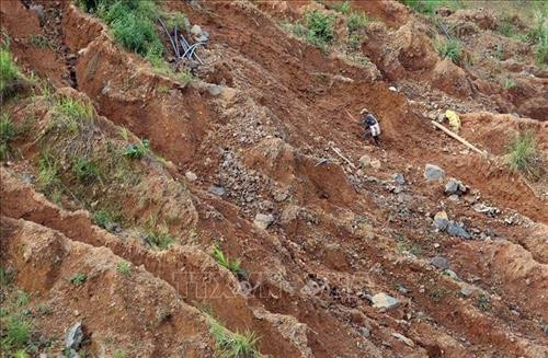 Một căn hầm khai thác vàng được "Phu vàng" đào ngay trên vách núi tiềm ẩn nguy cơ bị đất đá sạt lở vùi lấp nguy hiểm đến tính mạng. Ảnh: Phan Tuấn Anh – TTXVN Một "Phu vàng" đào được viên đá nghi có vàng tại mỏ vàng Háng Trợ. Ảnh: Phan Tuấn Anh – TTXVN "Phu vàng" dùng nước phun để rửa trôi bùn đất bám trên những viên đá nghi có vàng. Ảnh: Phan Tuấn Anh – TTXVN "Phu vàng" dùng nước phun để rửa trôi bùn đất bám trên những viên đá. Ảnh: Phan Tuấn Anh – TTXVN Một điểm khai thác vàng trái phép tại mỏ vàng Háng Trợ. Ảnh: Phan Tuấn Anh – TTXVN Những vách núi dựng đứng bị sạt lở, nứt toác tại mỏ vàng Háng Trợ. Ảnh: Phan Tuấn Anh – TTXVN Khai thác vàng trái phép ở bản Háng Trợ dẫn đến việc phá hủy môi trường, ô nhiễm nguồn nước. Ảnh: Phan Tuấn Anh – TTXVN Khai thác vàng trái phép làm ảnh hưởng nghiêm trọng đến môi trường. Ảnh: Phan Tuấn Anh – TTXVN Khung cảnh hoang tàn tại mỏ vàng Háng Trợ. Ảnh: Phan Tuấn Anh - TTXVN