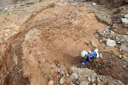 Một căn hầm khai thác vàng được "Phu vàng" đào ngay trên vách núi tiềm ẩn nguy cơ bị đất đá sạt lở vùi lấp nguy hiểm đến tính mạng. Ảnh: Phan Tuấn Anh – TTXVN Một "Phu vàng" đào được viên đá nghi có vàng tại mỏ vàng Háng Trợ. Ảnh: Phan Tuấn Anh – TTXVN "Phu vàng" dùng nước phun để rửa trôi bùn đất bám trên những viên đá nghi có vàng. Ảnh: Phan Tuấn Anh – TTXVN "Phu vàng" dùng nước phun để rửa trôi bùn đất bám trên những viên đá. Ảnh: Phan Tuấn Anh – TTXVN Một điểm khai thác vàng trái phép tại mỏ vàng Háng Trợ. Ảnh: Phan Tuấn Anh – TTXVN Những vách núi dựng đứng bị sạt lở, nứt toác tại mỏ vàng Háng Trợ. Ảnh: Phan Tuấn Anh – TTXVN Khai thác vàng trái phép ở bản Háng Trợ dẫn đến việc phá hủy môi trường, ô nhiễm nguồn nước. Ảnh: Phan Tuấn Anh – TTXVN Khai thác vàng trái phép làm ảnh hưởng nghiêm trọng đến môi trường. Ảnh: Phan Tuấn Anh – TTXVN Khung cảnh hoang tàn tại mỏ vàng Háng Trợ. Ảnh: Phan Tuấn Anh - TTXVN