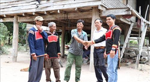 Anh Rah Lan Lal, Phó Bí thư Đảng ủy xã Ia Tul (ngoài cùng bên phải) đến từng gia đình, hướng dẫn cho bà con cách làm kinh tế, chấp hành đúng pháp luật. Ảnh: Hồng Điệp - TTXVN Anh Rah Lan Lal, Phó Bí thư Đảng ủy xã Ia Tul (ngoài cùng bên phải) đến từng gia đình, hướng dẫn cho bà con cách làm kinh tế, chấp hành đúng pháp luật. Ảnh: Hồng Điệp - TTXVN