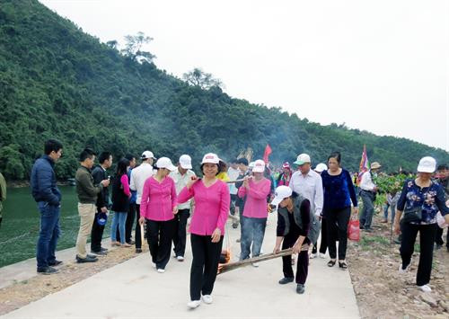 Phần thi nấu cơm gánh. Ảnh: Văn Đức - TTXVN Nghi lễ phóng sinh trên sông Ba Chẽ. Ảnh: Văn Đức - TTXVN Trò chơi bịp mắt đập trống tại lễ hội. Ảnh: Văn Đức - TTXVN Nghi lễ rước nước. Ảnh: Văn Đức - TTXVN Trò chơi đi cầu khỉ tại lễ hội. Ảnh: Văn Đức - TTXVN Phần thi nấu cơm gánh. Ảnh: Văn Đức - TTXVN Nghi lễ phóng sinh trên sông Ba Chẽ. Ảnh: Văn Đức - TTXVN Trò chơi bịp mắt đập trống tại lễ hội. Ảnh: Văn Đức - TTXVN Nghi lễ rước nước. Ảnh: Văn Đức - TTXVN Trò chơi đi cầu khỉ tại lễ hội. Ảnh: Văn Đức - TTXVN