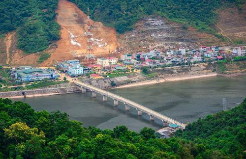 Cầu Nậm Cản - Cơ Khí bắc qua lòng hồ thủy điện nối đôi bờ thị xã. Ảnh: Xuân Tư – TTXVN Cầu Nậm Cản - Cơ Khí bắc qua lòng hồ thủy điện nối đôi bờ thị xã. Ảnh: Xuân Tư – TTXVN