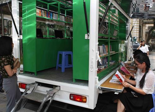 Các đại biểu tham quan không gian đọc của xe thư viện đa phương tiện lưu động. Ảnh: Thanh Tùng-TTXVN Các đại biểu tham quan không gian đọc của xe thư viện đa phương tiện lưu động. Ảnh: Thanh Tùng-TTXVN