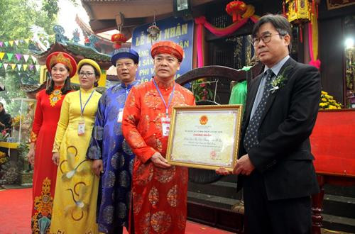 Đại diện Bộ Văn hóa, Thể thao, Du lịch trao bằng công nhận di sản văn hóa phi vật thể cấp quốc gia đối với Lễ hội Đền Hạ, Đền Thượng, Đền Ỷ La cho lãnh đạo thành phố Tuyên Quang. Ảnh: Quang Cường - TTXVN Đại diện Bộ Văn hóa, Thể thao, Du lịch trao bằng công nhận di sản văn hóa phi vật thể cấp quốc gia đối với Lễ hội Đền Hạ, Đền Thượng, Đền Ỷ La cho lãnh đạo thành phố Tuyên Quang. Ảnh: Quang Cường - TTXVN