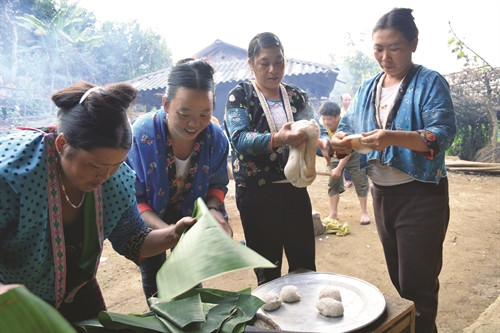 Bánh dày là loại bánh truyền thống của đồng bào Mông. Bánh dày được làm từ gạo nếp nương, rất dẻo và thơm ngon Bánh dày là loại bánh truyền thống của đồng bào Mông. Bánh dày được làm từ gạo nếp nương, rất dẻo và thơm ngon
