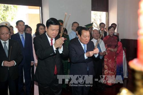 Bí thư Thành ủy TP Hồ Chí Minh Đinh La Thăng cùng các đồng chí nguyên lãnh đạo Thành phố dâng hương Chủ tịch Hồ Chí Minh tại Bảo tàng Hồ Chí Minh, Chi nhánh TP Hồ Chí Minh. Ảnh: Thanh Vũ/TTXVN