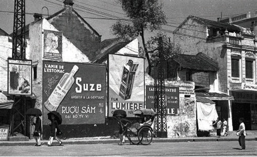 Phố Cầu Gỗ với những pano quảng cáo lớn trước các tòa nhà.