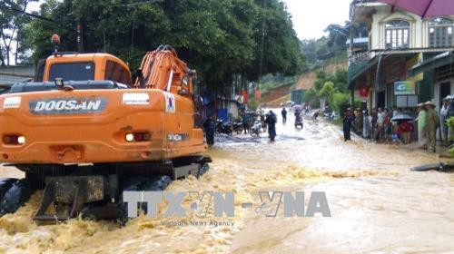 Đoạn đường nước ngập sâu gây ách tắc giao thông tại xã Mường Báng, huyện Tủa Chùa. Ảnh: Xuân Tư - TTXVN Đoạn đường nước ngập sâu gây ách tắc giao thông tại xã Mường Báng, huyện Tủa Chùa. Ảnh: Xuân Tư - TTXVN