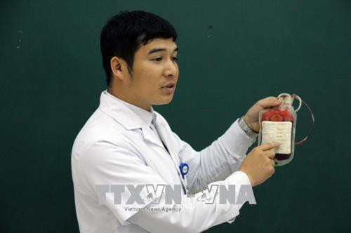 Là giảng viên Trường Cao đẳng Y tế Sơn La, anh Nguyễn Viết Chung luôn cố gắng gắn công tác giảng dạy với tuyên truyền hiến máu. Ảnh: Diệp Anh – TTXVN Là giảng viên Trường Cao đẳng Y tế Sơn La, anh Nguyễn Viết Chung luôn cố gắng gắn công tác giảng dạy với tuyên truyền hiến máu. Ảnh: Diệp Anh – TTXVN