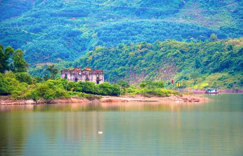 Di tích Dinh thự Đèo Văn Long nằm bên lòng hồ thủy điện. Ảnh: Xuân Tư – TTXVN Di tích Dinh thự Đèo Văn Long nằm bên lòng hồ thủy điện. Ảnh: Xuân Tư – TTXVN