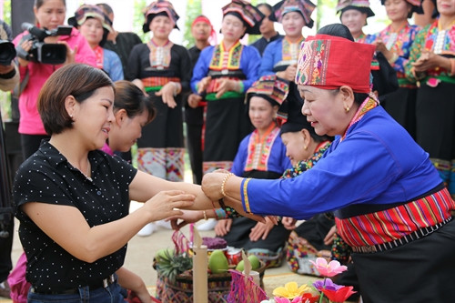 Buộc chỉ cầu may cho du khách trong ngày Tết