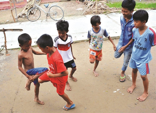 Trò chơi đánh gối quá đỗi thân quen với trẻ em nơi đây