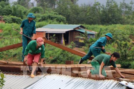 Các lực lượng chức năng giúp dân ổn định cuộc sống. Ảnh: Cao Nguyên - TTXVN Các lực lượng chức năng giúp dân ổn định cuộc sống. Ảnh: Cao Nguyên - TTXVN