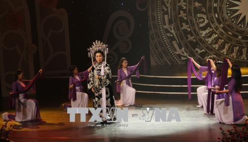 Trích đoạn Thái hậu Dương Vân Nga do Nghệ sỹ nhân dân, Tiến sỹ Bạch Tuyết thể hiện. Ảnh: Xuân Dự - TTXVN Trích đoạn Thái hậu Dương Vân Nga do Nghệ sỹ nhân dân, Tiến sỹ Bạch Tuyết thể hiện. Ảnh: Xuân Dự - TTXVN