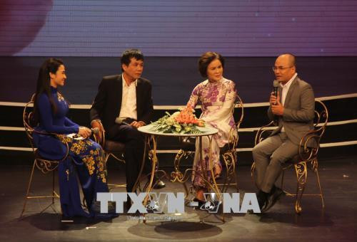 Các đại biểu khách mời cùng chia sẻ về vai trò của người phụ nữ Việt Nam qua các thời kỳ. Ảnh: Xuân Dự - TTXVN Các đại biểu khách mời cùng chia sẻ về vai trò của người phụ nữ Việt Nam qua các thời kỳ. Ảnh: Xuân Dự - TTXVN