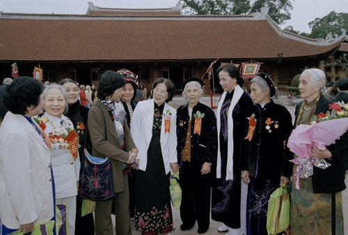 Ngày 2/3/2005, tại Hà Nội, Hội Liên hiệp Phụ nữ Việt Nam tổ chức gặp gỡ các đại biểu phong trào "Ba đảm đang" thời kỳ kháng chiến chống Mỹ cứu nước. Ảnh: Thống Nhất - TTXVN Ngày 2/3/2005, tại Hà Nội, Hội Liên hiệp Phụ nữ Việt Nam tổ chức gặp gỡ các đại biểu phong trào "Ba đảm đang" thời kỳ kháng chiến chống Mỹ cứu nước. Ảnh: Thống Nhất - TTXVN