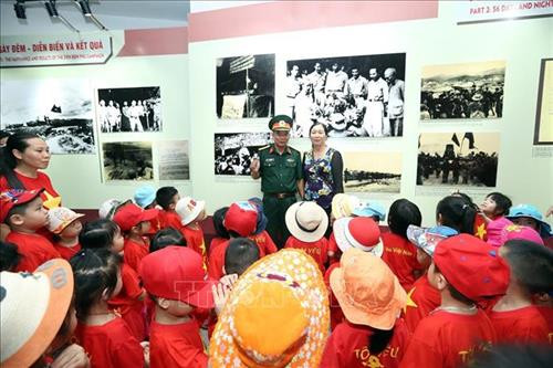 Một cựu chiến binh kể lại cho thế hệ trẻ về chiến thắng lịch sử Điện Biên Phủ. Ảnh: Phan Tuấn Anh - TTXVN Một cựu chiến binh kể lại cho thế hệ trẻ về chiến thắng lịch sử Điện Biên Phủ. Ảnh: Phan Tuấn Anh - TTXVN